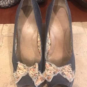 Wedge scalloped denim shoes.